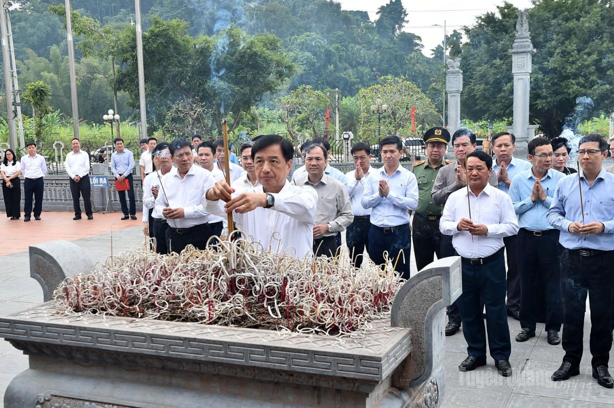 Đồng chí Trưởng Ban Tổ chức Trung ương Nguyễn Duy Ngọc dâng hương tại Khu tưởng niệm Chủ tịch Hồ Chí Minh và các vị tiền bối cách mạng.