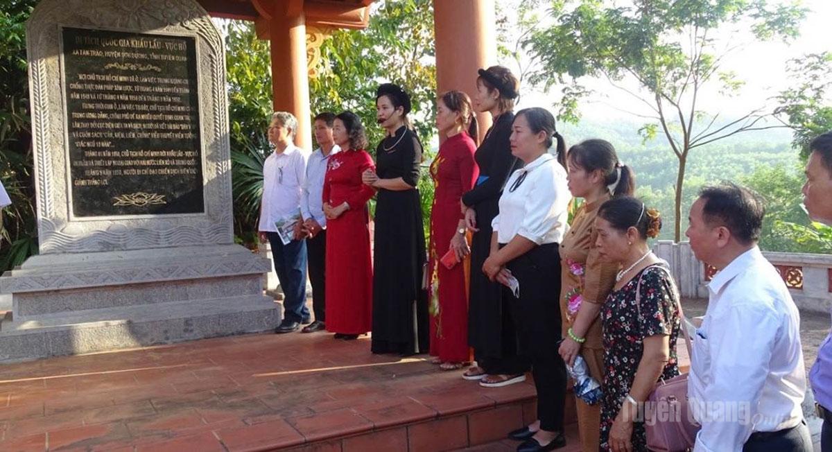 Đoàn đại biểu điển hình “Dân vận khéo” tỉnh Tuyên Quang thăm di tích 
Khấu Lấu - Vực Hồ (Tân Trào), nơi Chủ tịch Hồ Chí Minh viết bài báo “Dân vận”.