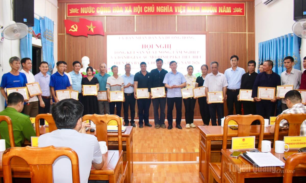 Lãnh đạo xã Đường Hồng trao Giấy khen cho các hộ gia đình có thành tích tiêu biểu trong phát triển kinh tế.