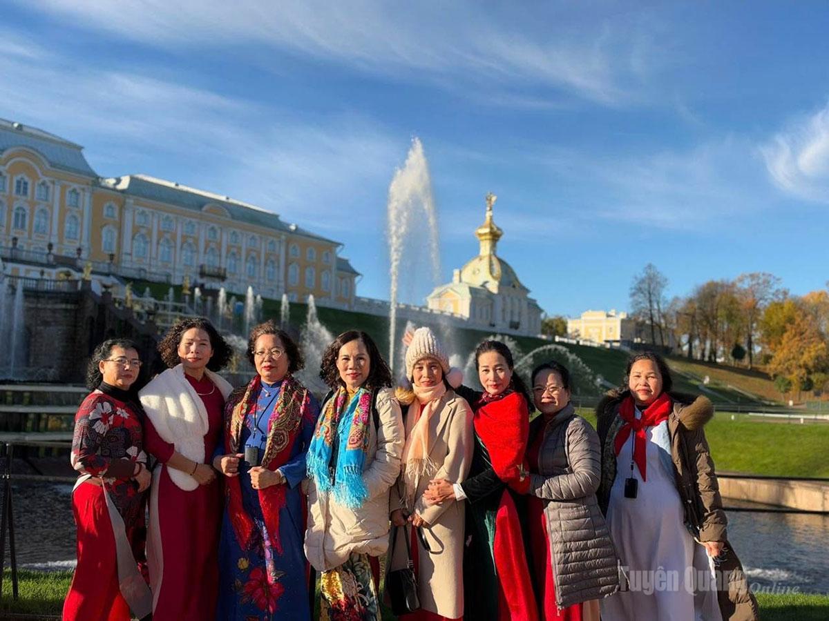 Cung điện Mùa Hè do Sa hoàng Peter Đại đế xây dựng với cảm hứng từ Cung điện Versailles của Pháp. Điểm nhấn nổi bật nhất của cung điện là hệ thống đài phun nước Grand Cascade với hơn 150 vòi nước hoành tráng, tạo nên khung cảnh lộng lẫy, rực rỡ. Cung điện này được UNESCO công nhận là Di sản Thế giới, thu hút hàng triệu du khách mỗi năm.