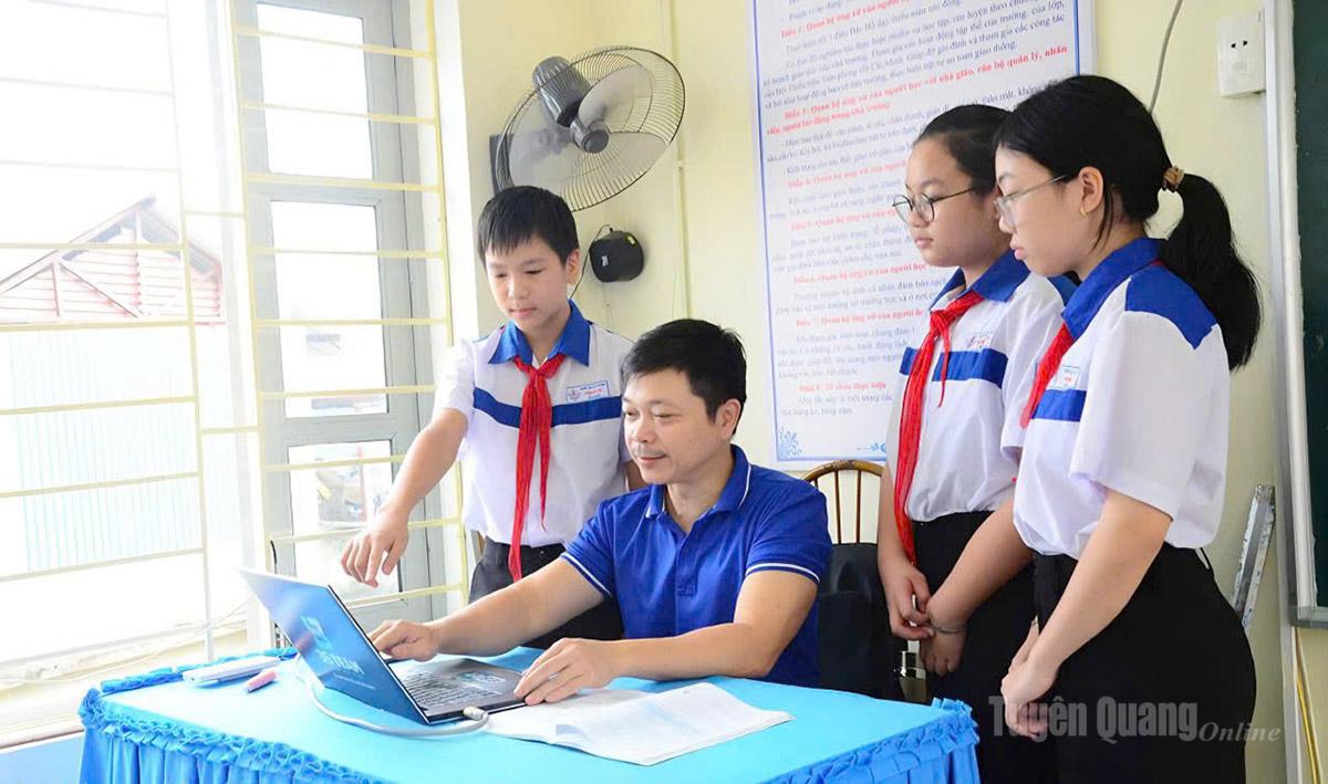Thầy và trò Trường THCS Lê Quý Đôn, phường Minh Xuân sử dụng các phần mềm trong dạy và học.
