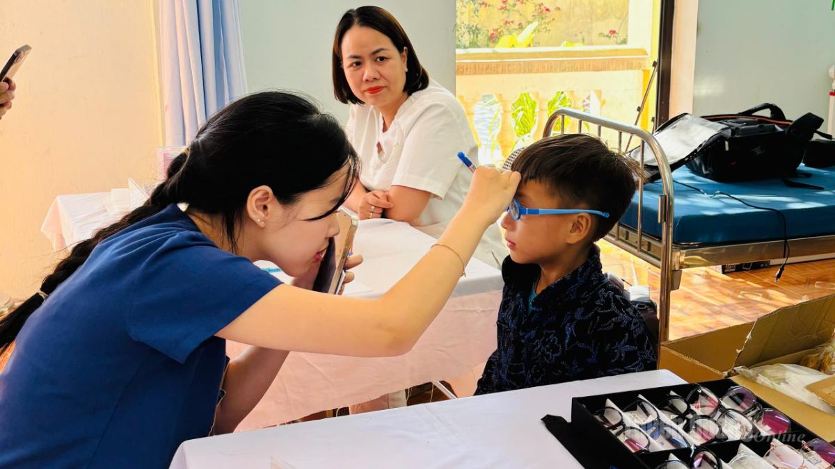 Bác sĩ Bệnh viện Mắt Hà Nội 2 khám mắt cho trẻ em trên địa bàn xã Lũng Cú.