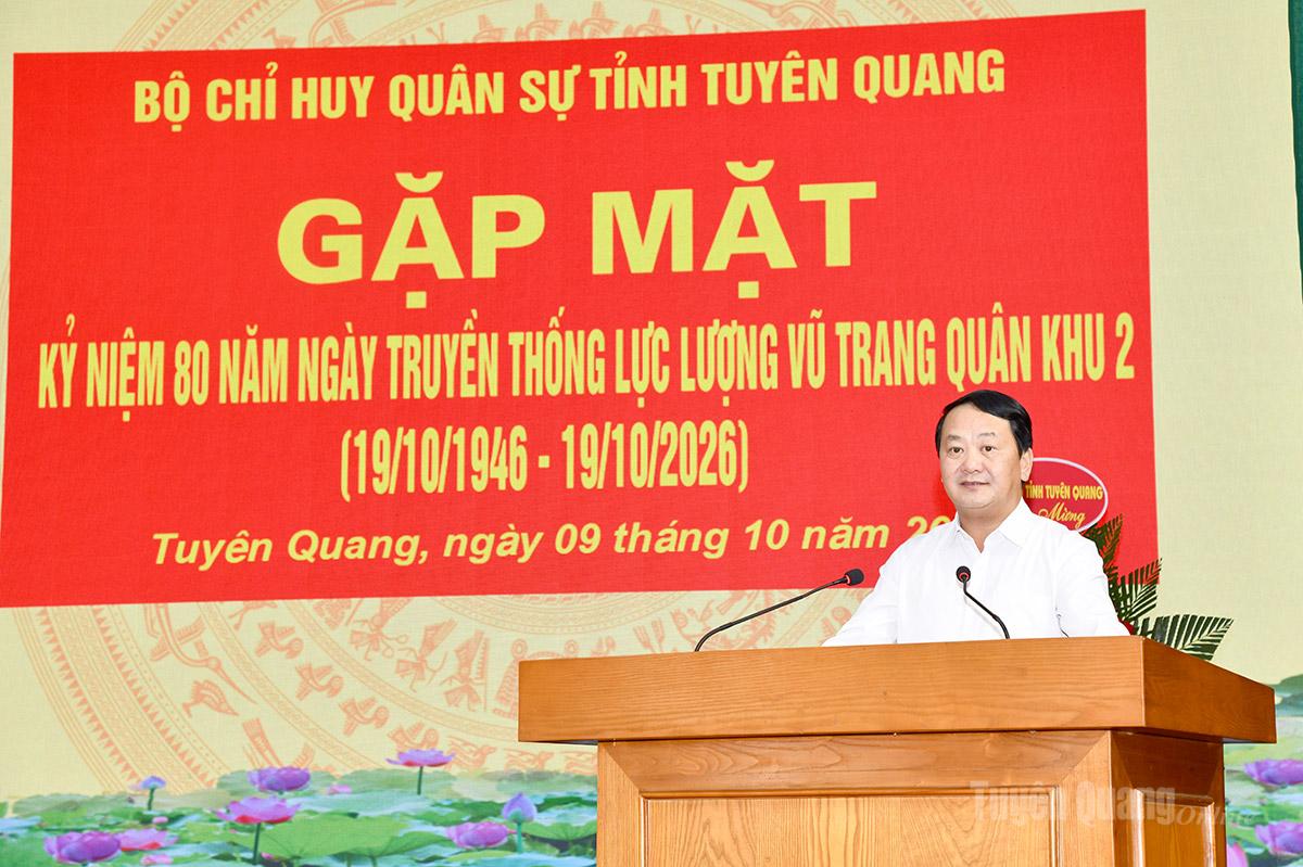 Đồng chí Hầu A Lềnh, Bí thư Tỉnh ủy, Bí thư Đảng ủy Quân sự tỉnh phát biểu tại buổi gặp mặt.