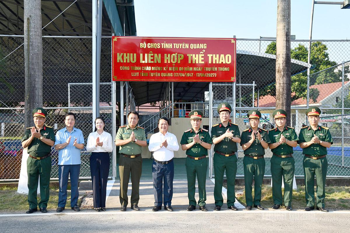 Các đồng chí lãnh đạo tỉnh cùng lãnh đạo Bộ CHQS tỉnh dự lễ khánh thành công trình Khu liên hợp thể thao.