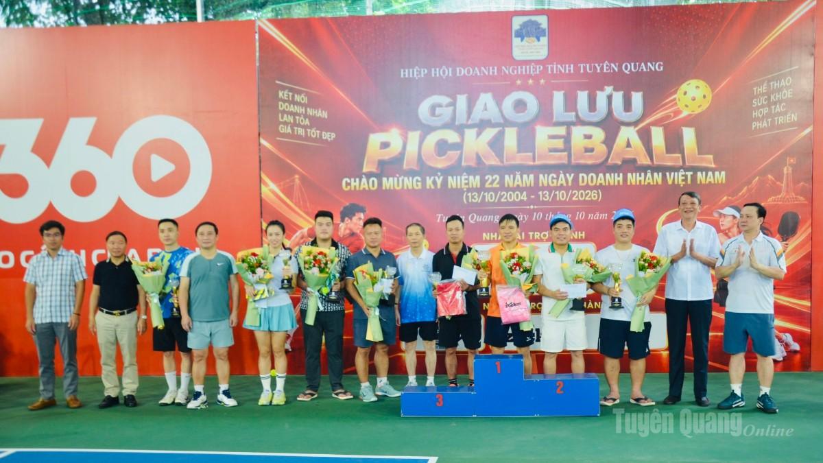 Lãnh đạo các sở, ngành trao giải cho các vận động viên là lãnh đạo doanh nghiệp có thành tích cao.