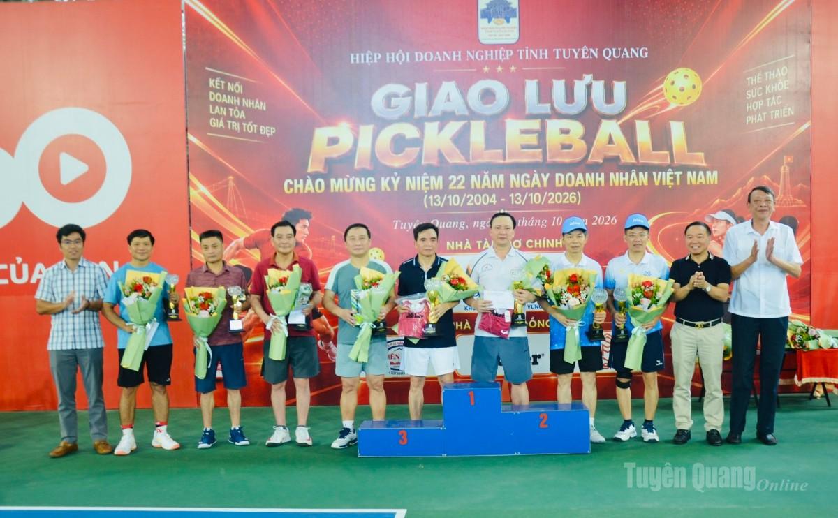Lãnh đạo Hiệp hội doanh nghiệp trao giải cho các vận động viên là lãnh đạo các sở, ngành có thành tích cao.