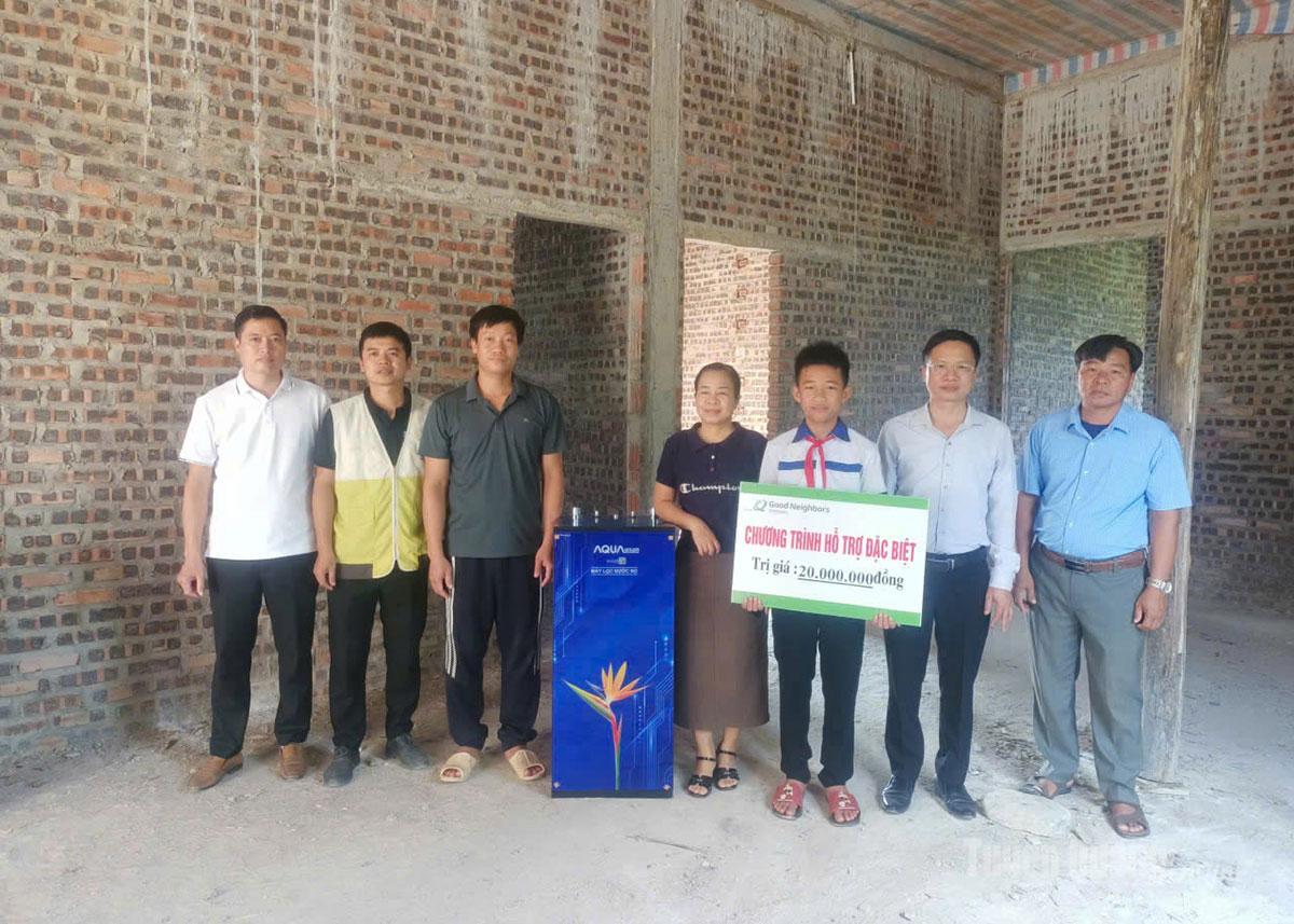 Đại diện tổ chức GNI và chính quyền địa phương trao hỗ trợ cho em Trần Hữu.