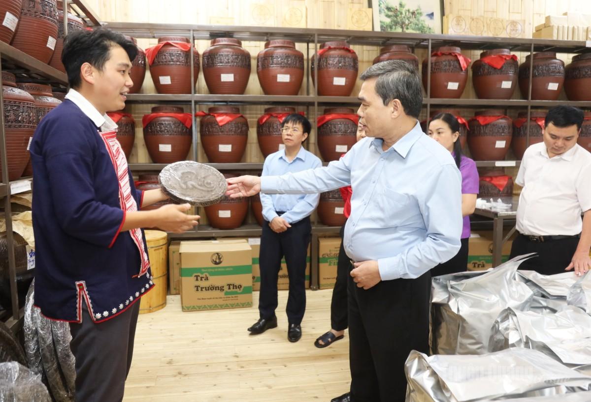 Phó Bí thư Tỉnh ủy, Chủ tịch Ủy ban MTTQ Việt Nam tỉnh Ma Thế Hồng và các đại biểu tham quan, khảo sát Công ty TNHH Chè cổ thụ Việt Nam tại thôn Cốc Cái, xã Tân Tiến.