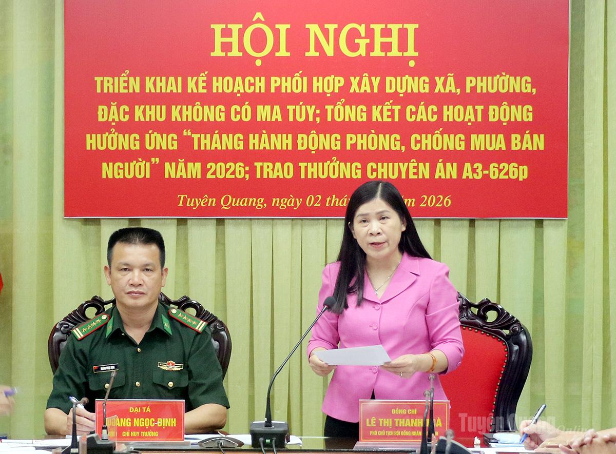 Đồng chí Lê Thị Thanh Trà, Uỷ viên BCH Đảng bộ tỉnh, Phó Chủ tịch HĐND tỉnh thảo luận tại điểm cầu Ban Chỉ huy Bộ đội biên phòng tỉnh.