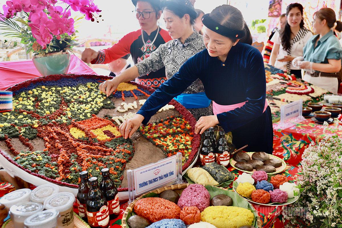 Hội thi l&agrave;m b&aacute;nh truyền thống x&atilde; Đồng Văn lần thứ II