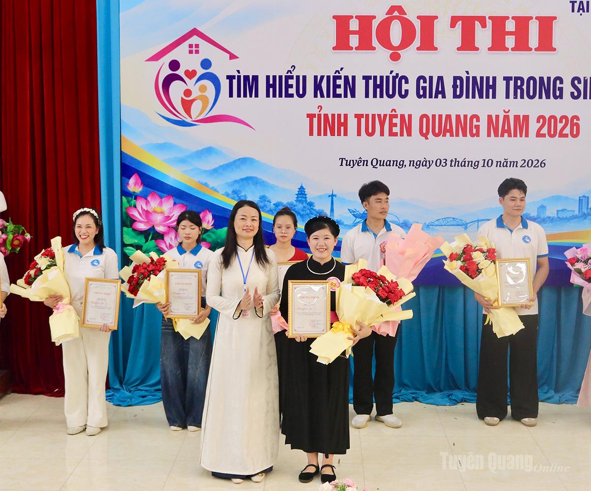 Lãnh đạo Sở Văn hoá, Thể thao và Du lịch tỉnh trao Giải Nhất cho đội thi số 3.