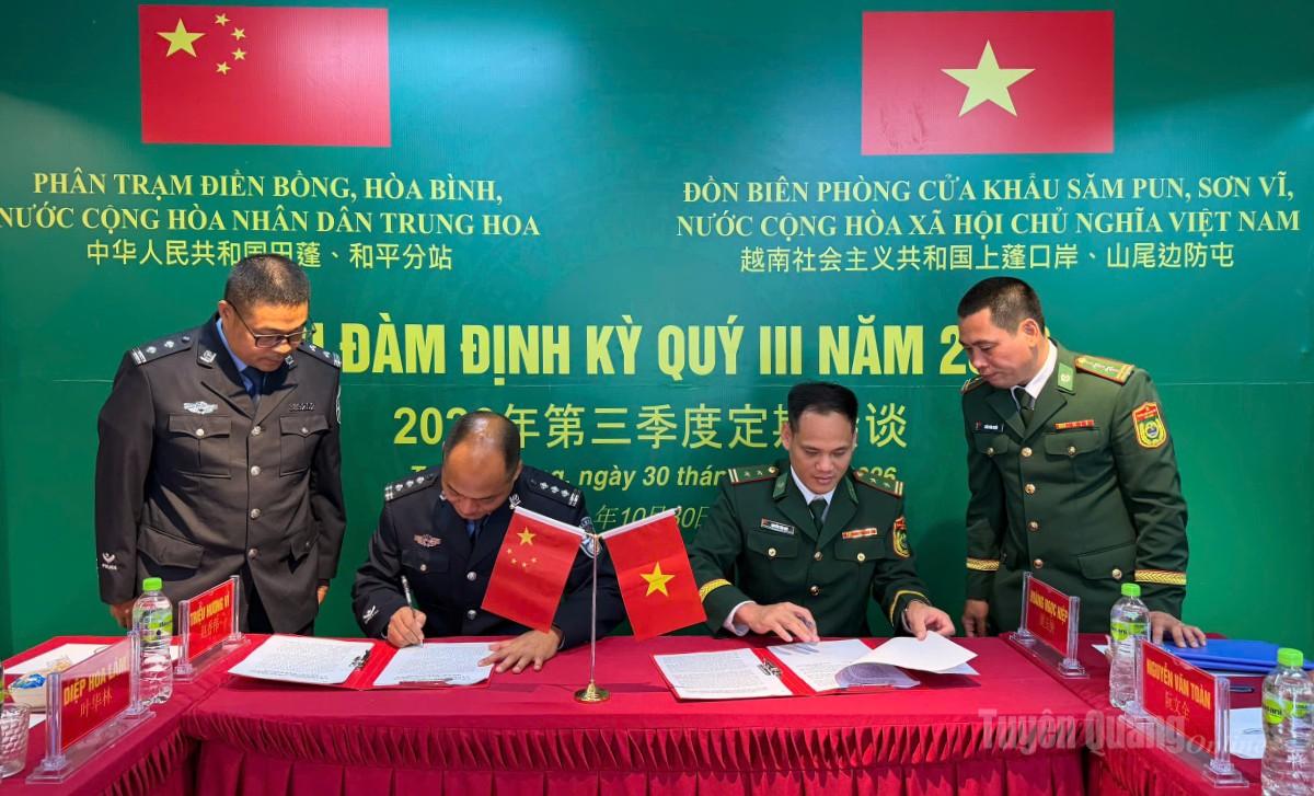 Trưởng đoàn hai bên ký kết biên bản ghi nhớ, thống nhất các nội dung phối hợp trong công tác quản lý, bảo vệ biên giới.