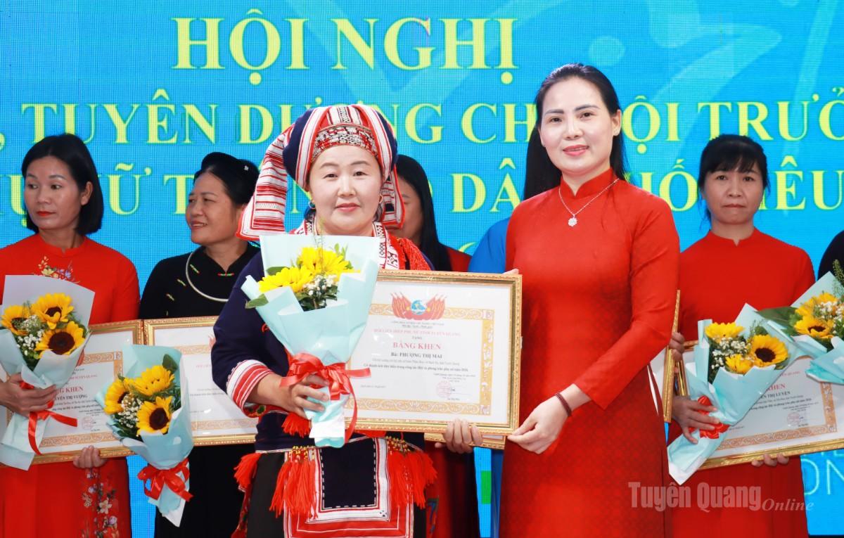 Chủ tịch Hội Liên hiệp Phụ nữ tỉnh Âu Thị Mai trao Bằng khen cho cá nhân tiêu biểu.