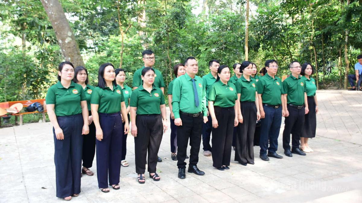 Hội Nông dân tỉnh dâng hương tại Lán Nà Lưa thuộc Khu di tích Quốc gia đặc biệt Tân Trào.