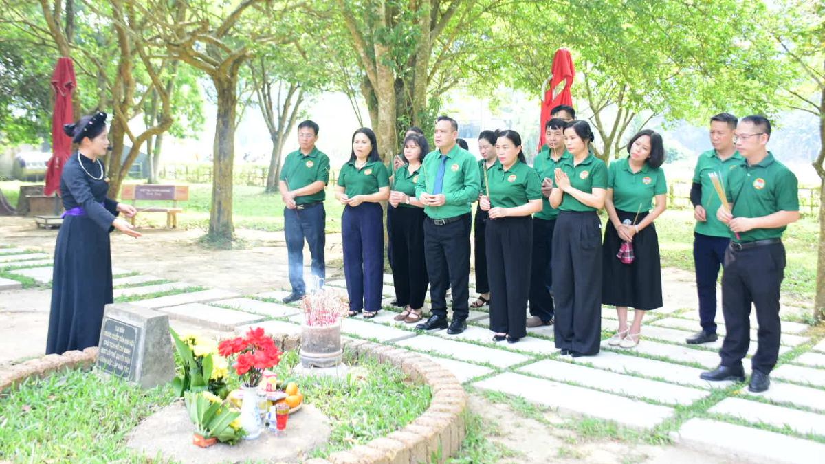 Hội Nông dân tỉnh dâng hương tại Đình Tân Trào.