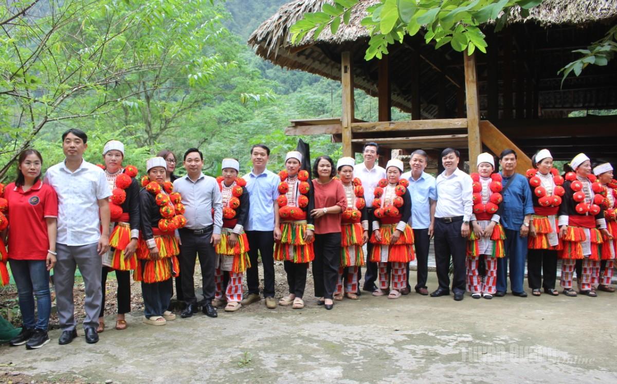 Các đại biểu khảo sát thực tế tại điểm du lịch sinh thái cộng đồng xóm Nậm Thuổm, thôn Lùng Chang, xã Linh Hồ.