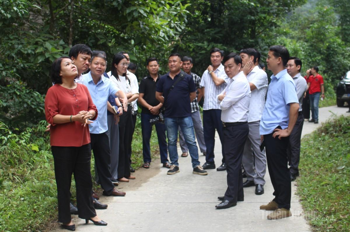 Các đại biểu khảo sát thực tế tại điểm du lịch sinh thái cộng đồng xóm Nậm Thuổm, thôn Lùng Chang, xã Linh Hồ.
