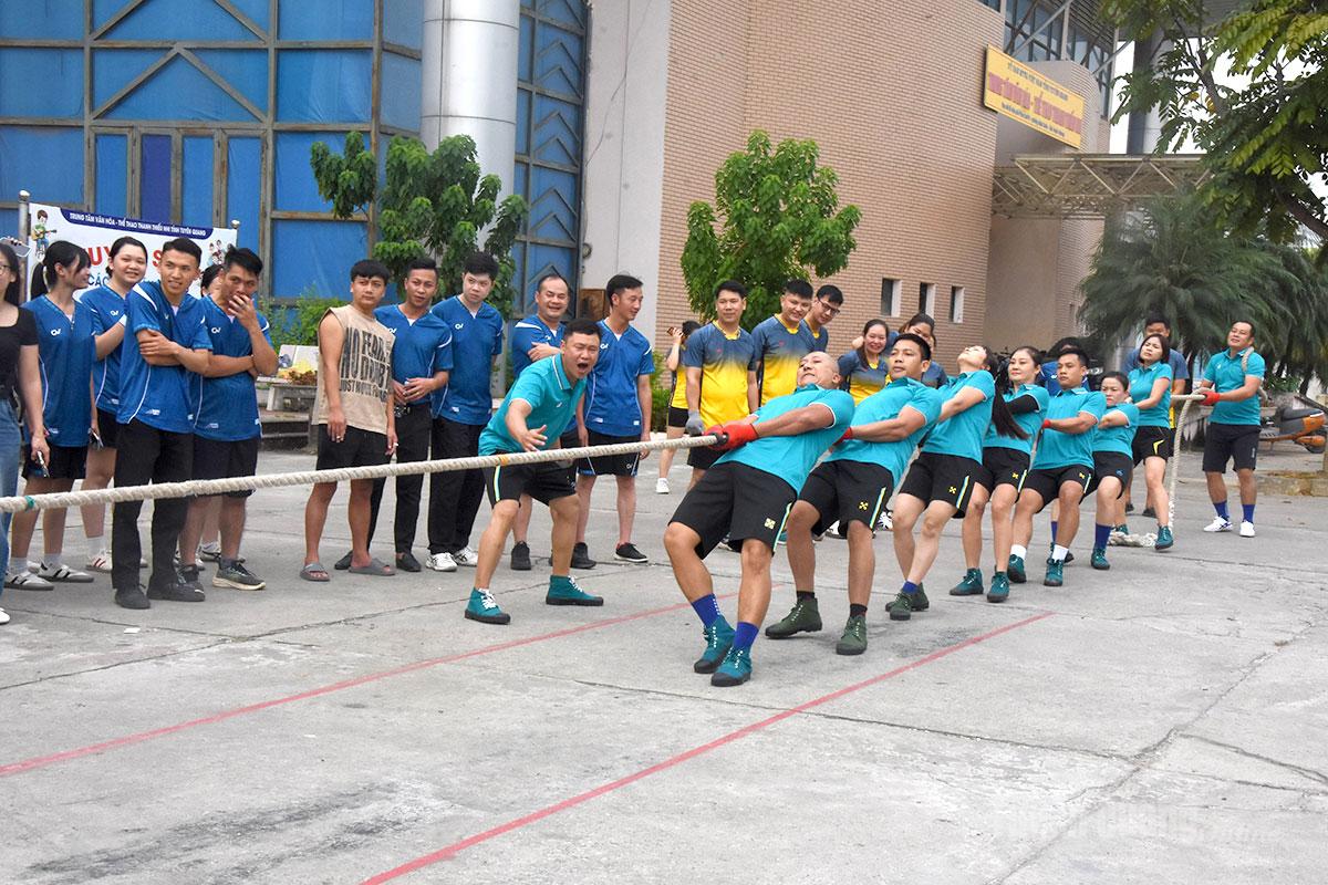 Đội thi tranh tài ở nội dung kéo co.