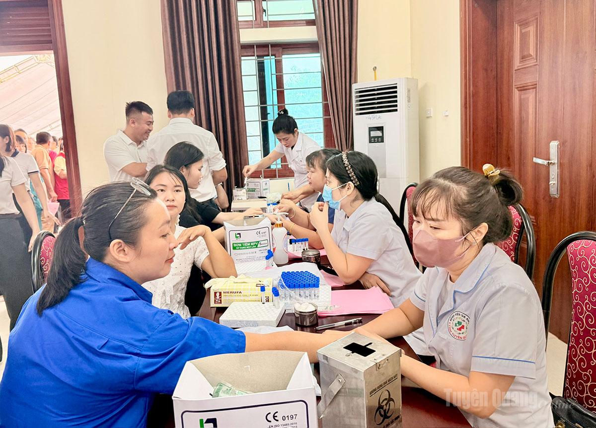 Đông đảo cán bộ, đoàn viên, người dân đến Hội trường Nhà văn hóa xã Yên Sơn khám sáng lọc để hiến máu.