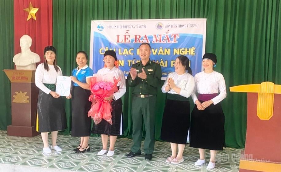 Câu lạc bộ Văn nghệ thôn Tùng Vài Phìn ra mắt tại chương trình.