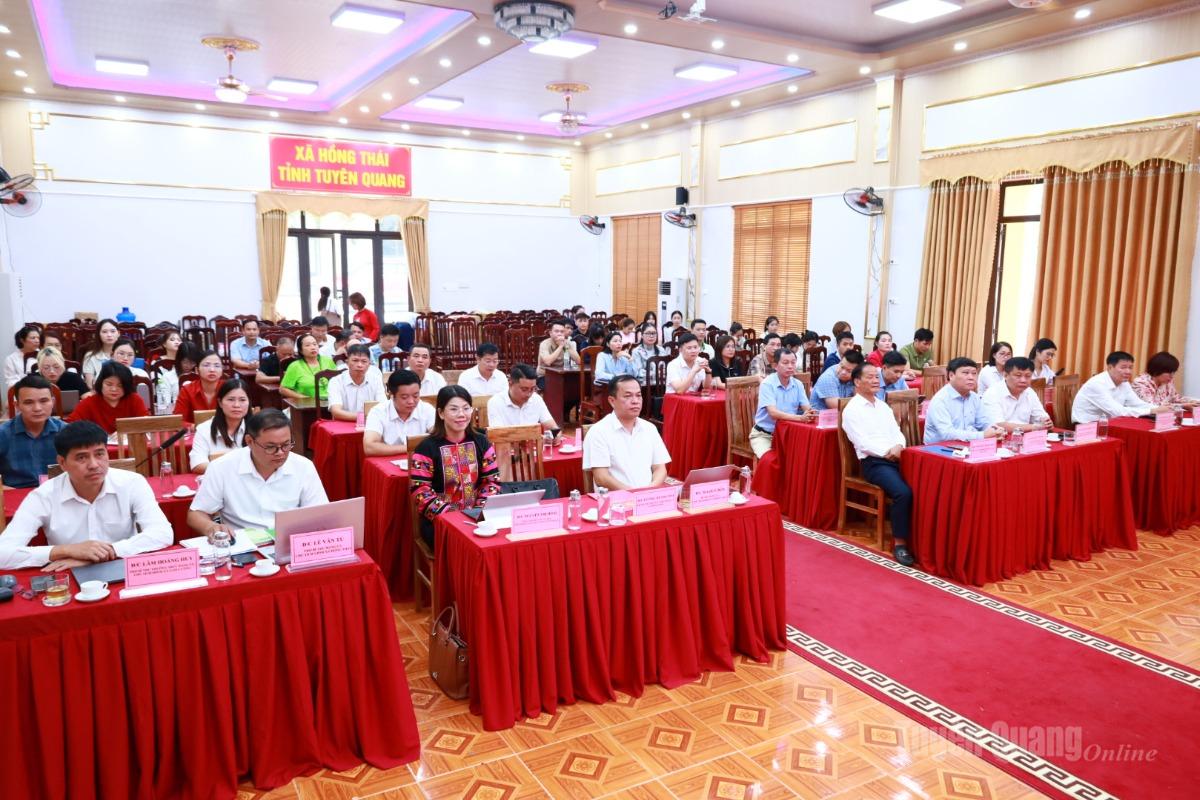 Các đại biểu tham gia buổi tọa đàm phát triển du lịch xã Hồng Thái.