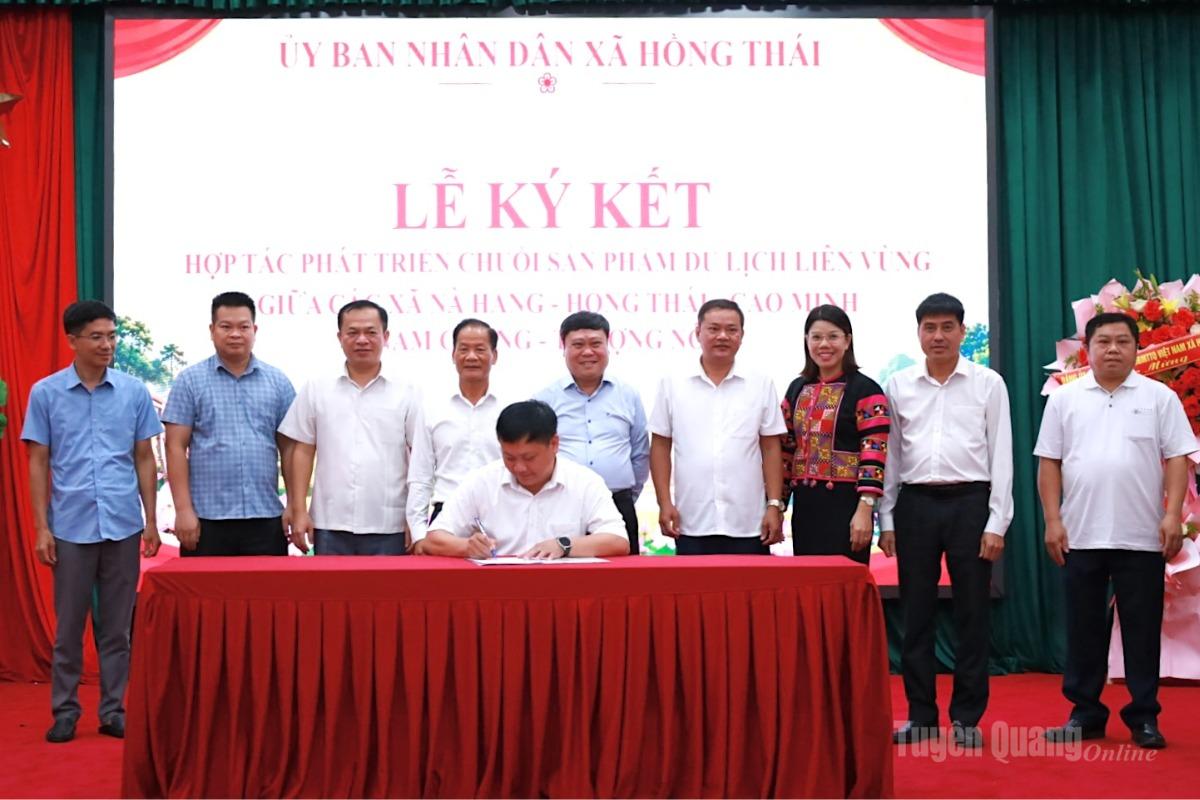 Đại diện các xã ký kết hợp tác phát triển chuỗi sản phẩm du lịch liên vùng giữa các xã.
