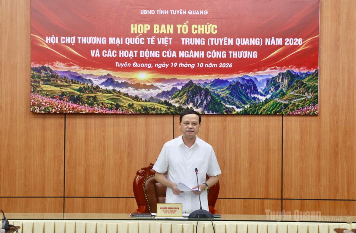 Đồng chí Nguyễn Mạnh Tuấn, Uỷ viên Ban Thường vụ Tỉnh uỷ, Phó Chủ tịch Thường trực UBND tỉnh, Trưởng Ban Tổ chức hội chợ phát biểu tại buổi họp.