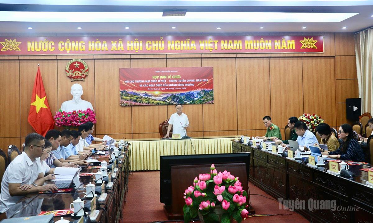 Toàn cảnh buổi họp.