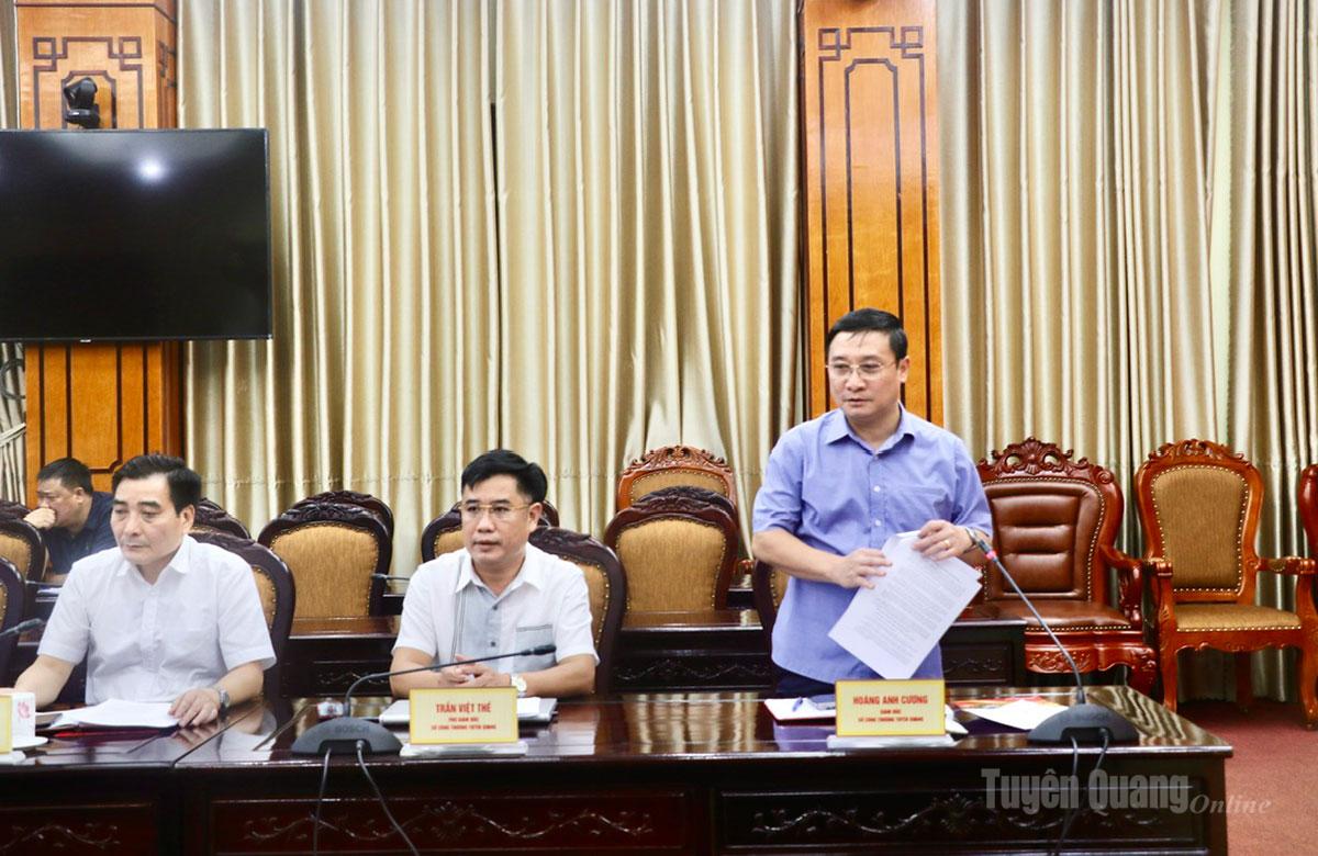 Lãnh đạo Sở Công thương báo cáo công tác chuẩn bị cho hội chợ.
