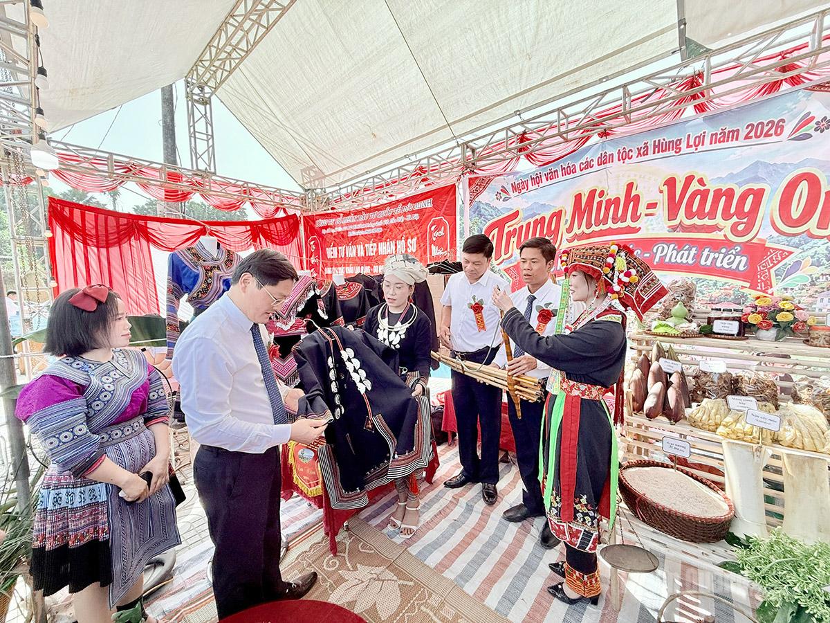 Lãnh đạo xã Hùng Lợi tham quan các gian hàng trưng bày.