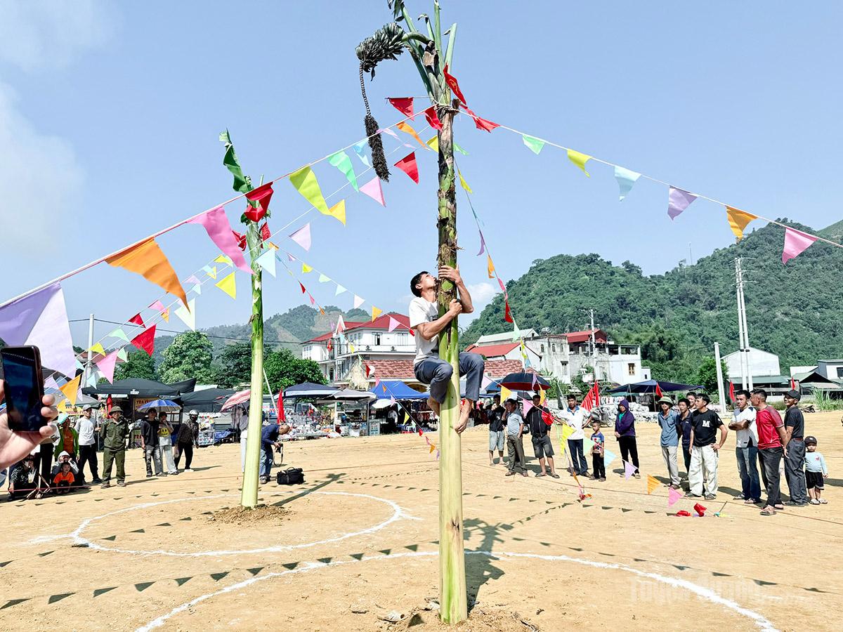 Nhân dân tham gia trò chơi dân gian trèo cây chuối.