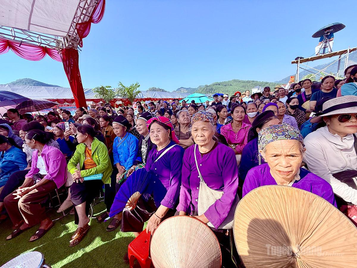 Đông đảo bà con nhân dân dự Ngày hội.