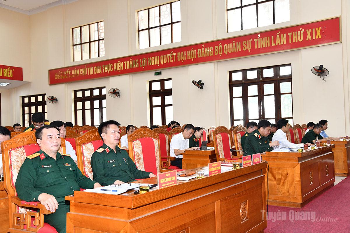 Thiếu tướng Nguyễn Đình Cương, Chỉ huy trưởng Bộ CHQS tỉnh cùng các đại biểu dự hội nghị.