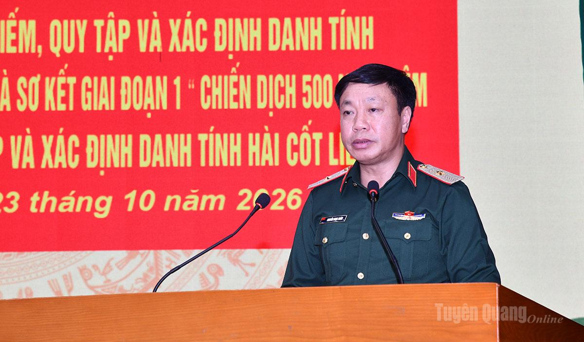 Thiếu tướng Nguyễn Ngọc Ngân, Phó Chủ nhiệm Chính trị Quân khu, Phó Trưởng Ban Chỉ đạo về tìm kiếm, quy tập và xác định danh tính hài cốt liệt sĩ Quân khu 2  phát biểu chỉ đạo tại hội nghị.