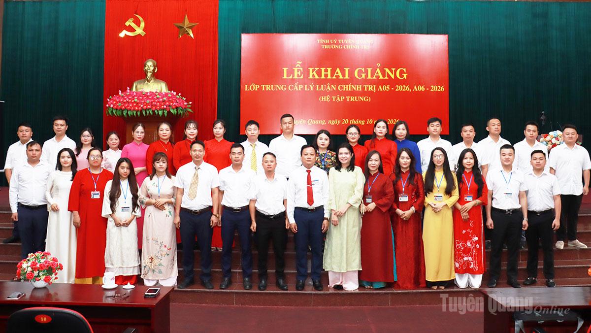 Lãnh đạo Trường Chính trị tỉnh chụp ảnh cùng các học viên lớp Trung cấp lý luận chính trị A06-2026.