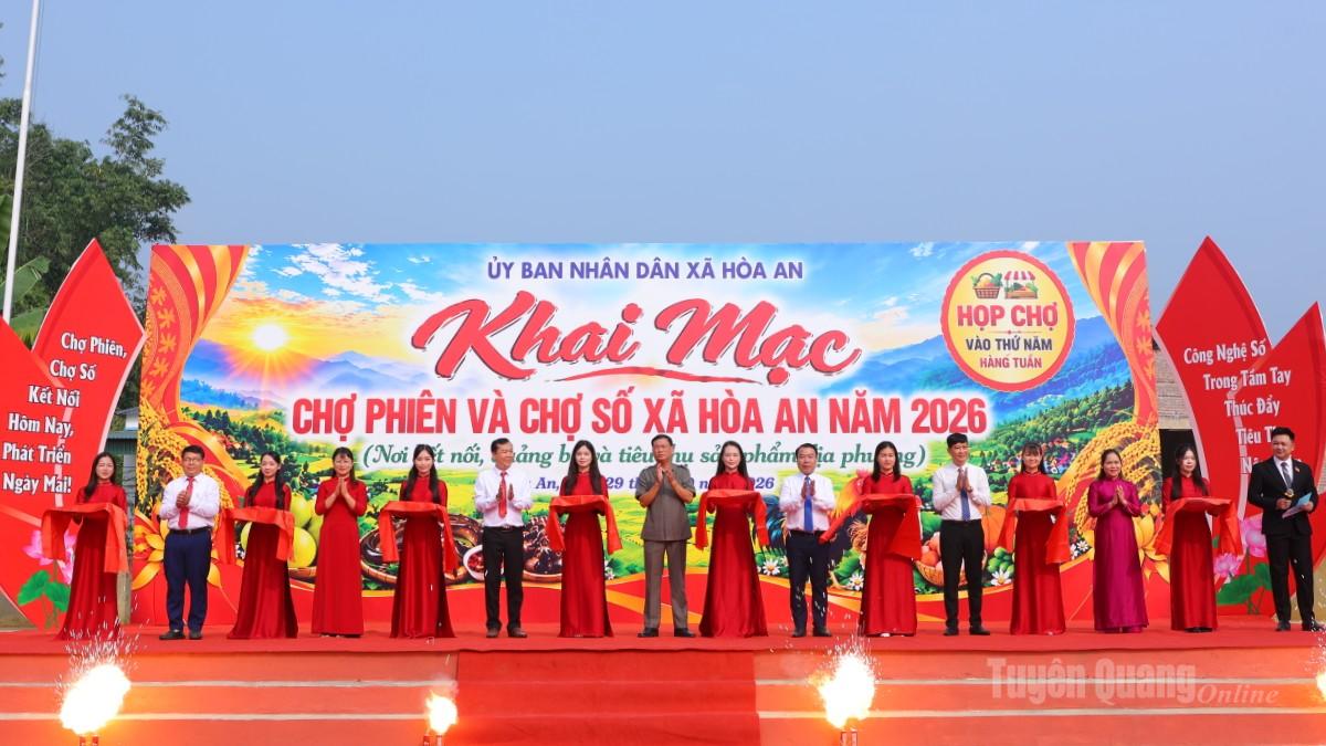 Đại biểu cắt băng khai mạc Chợ phiên - Chợ số xã Hòa An.