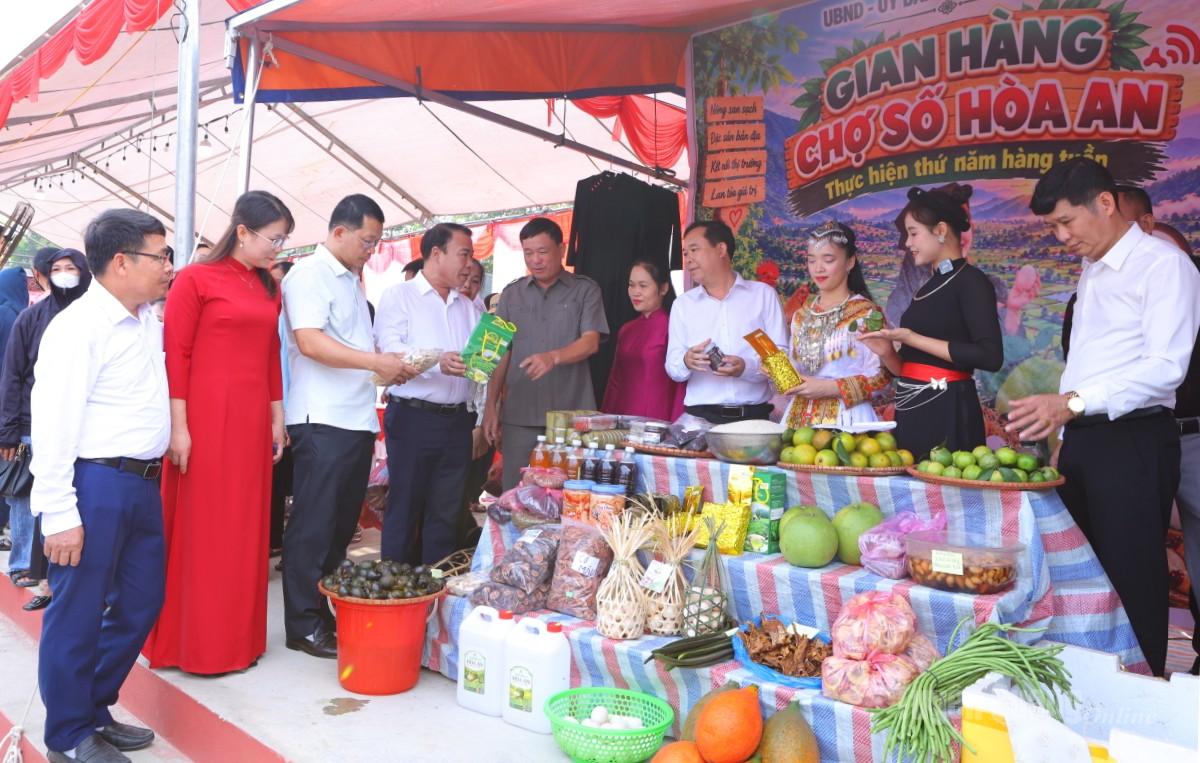 Đại biểu tham quan gian hàng.
