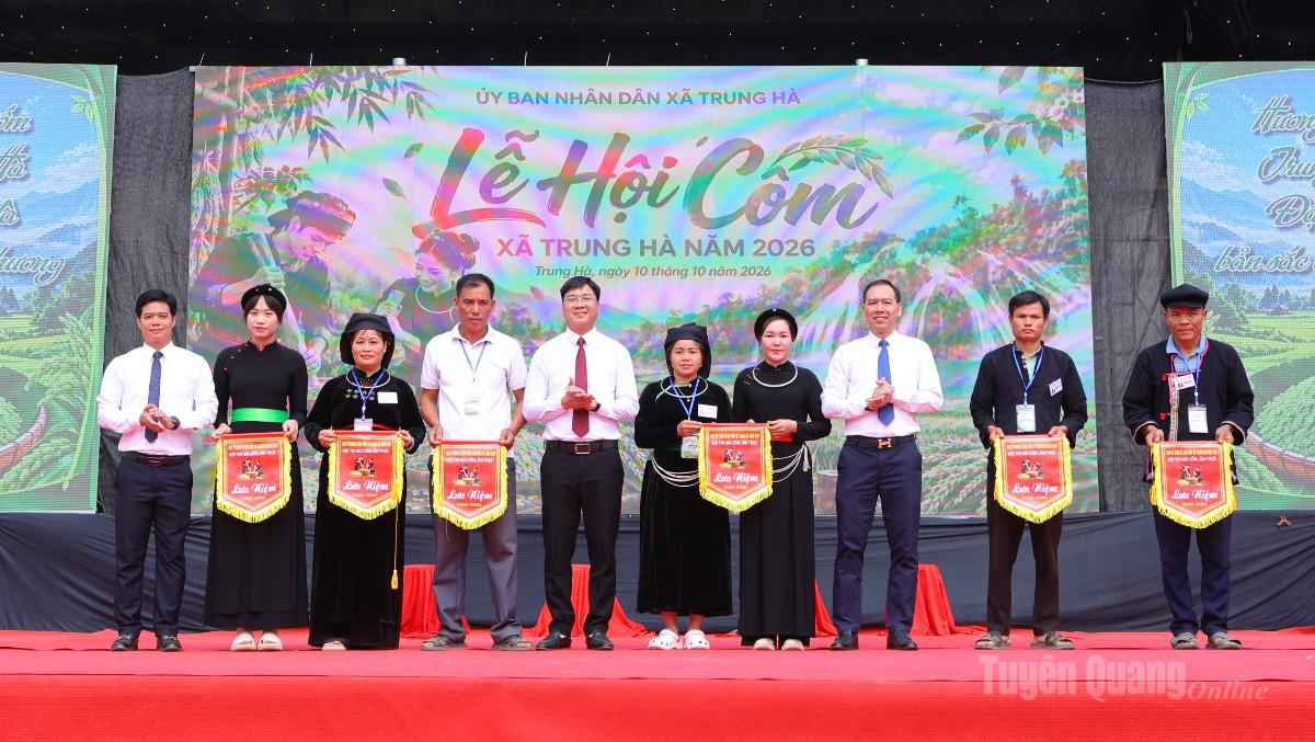 Lãnh đạo xã Trung Hà tặng cờ lưu niệm cho các đội thi giã cốm.