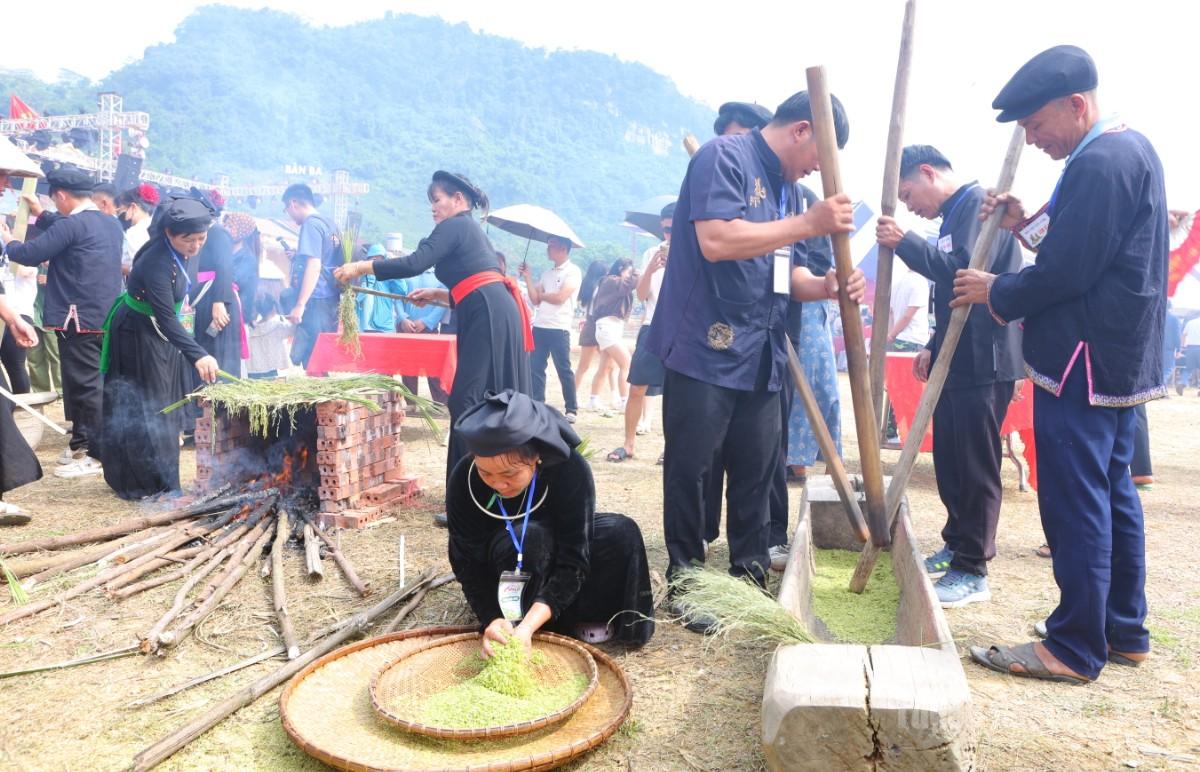 Một đội thi giã cốm đang thực hiện phần thi tại chương trình.