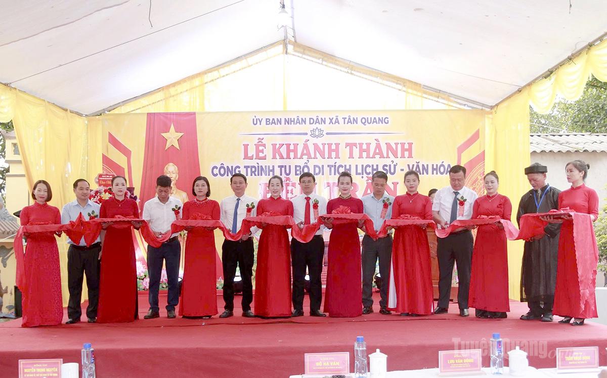 Các đại biểu cắt băng khánh thành công trình tu bổ Di tích lịch sử - văn hóa Đền Trần.
