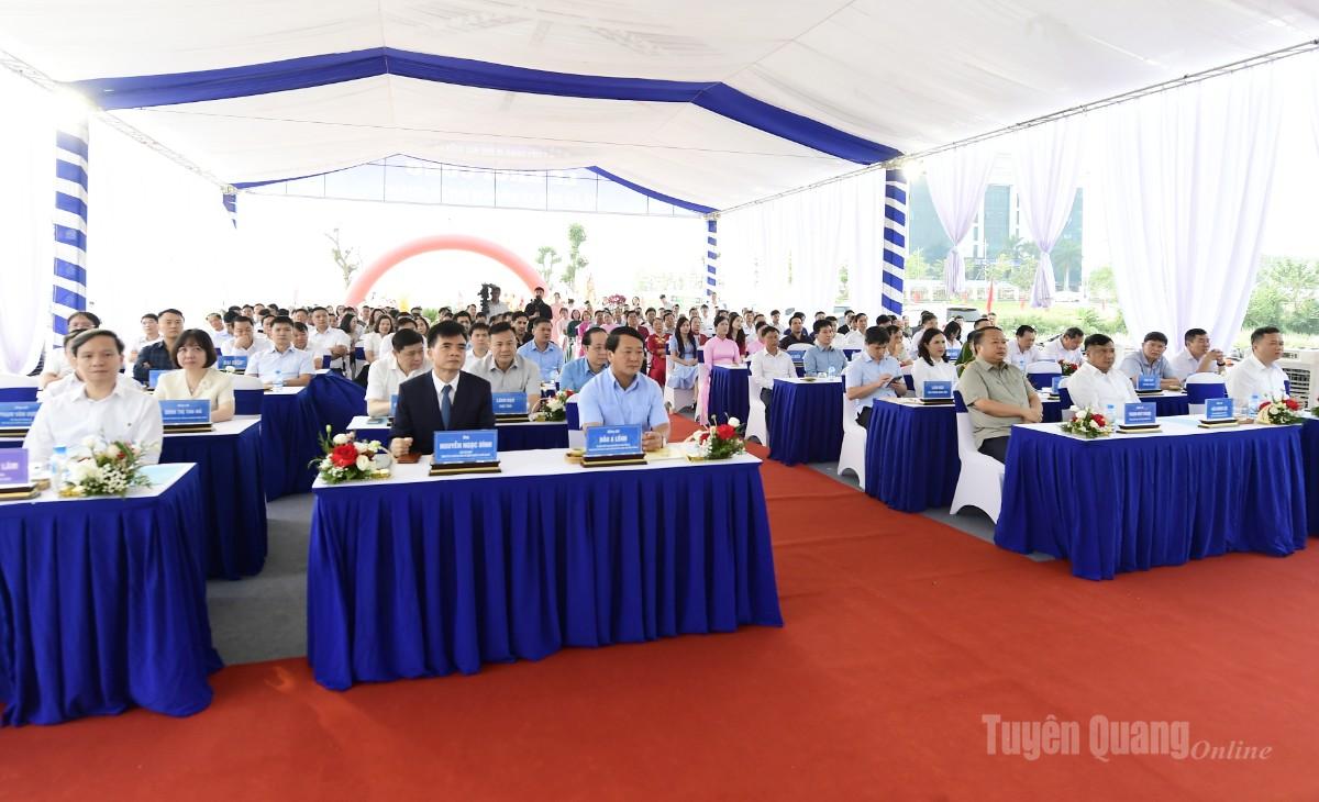 Đồng chí Bí thư Tỉnh ủy Hầu A Lềnh và các đồng chí lãnh đạo dự Lễ khởi công Bến xe khách Tuyên Quang.