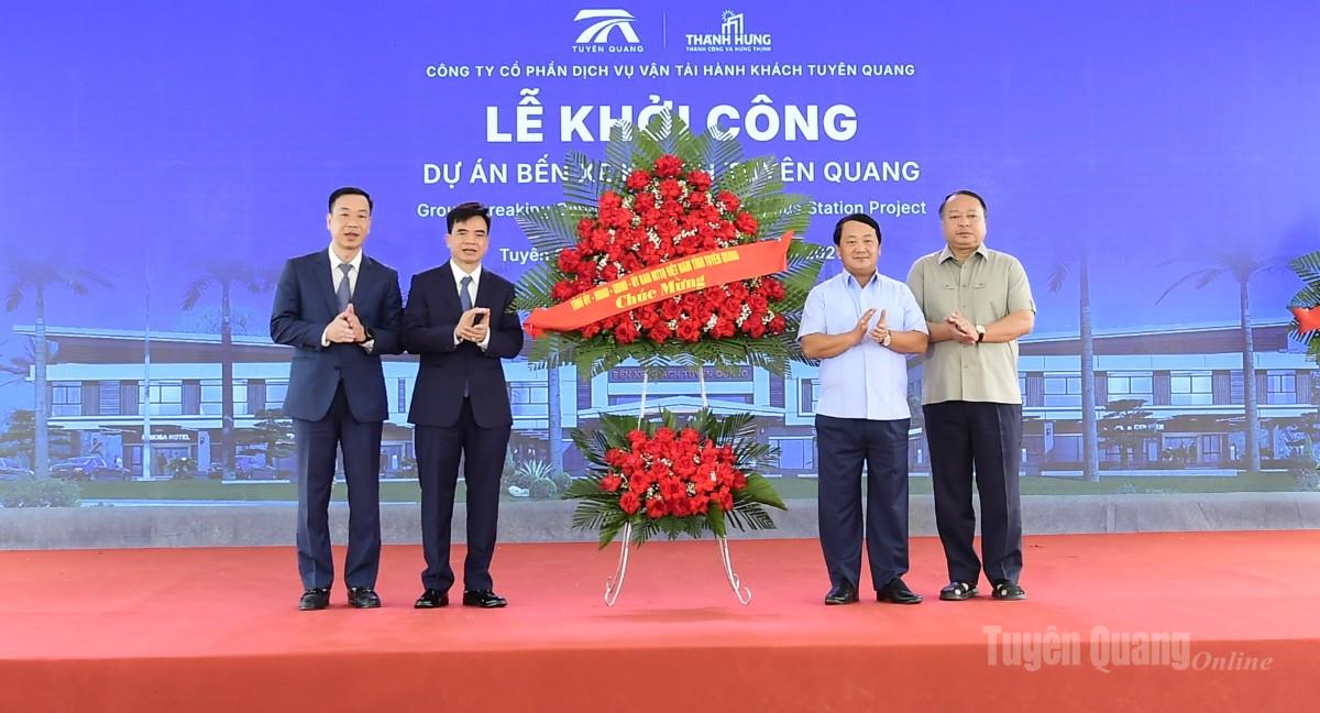 Đồng chí Bí thư Tỉnh ủy Hầu A Lềnh và đồng chí Phó Bí thư Tỉnh ủy, Chủ tịch UBND tỉnh Phan Huy Ngọc tặng hoa chúc mừng chủ đầu tư dự án.