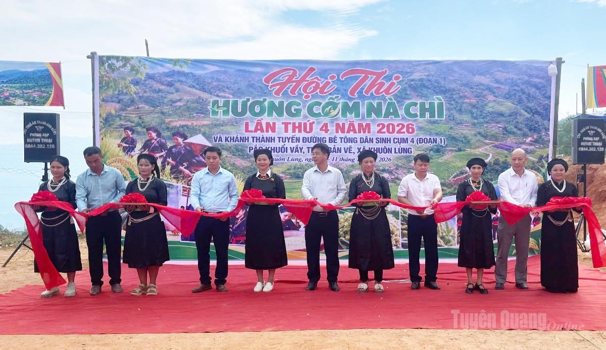 Các đại biểu thực hiện nghi thức cắt băng khánh thành đường giao thông dân sinh cụm 4, Pắc Khuổi Vầy, thôn Bản Vẽ, xã Khuôn Lùng.