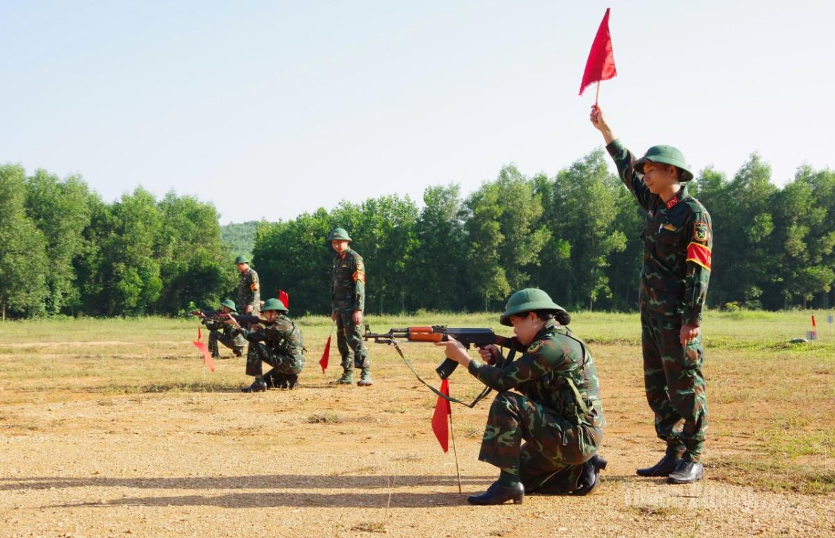Quân nhân chuyên nghiệp thực hành bắn súng AK bài 1.