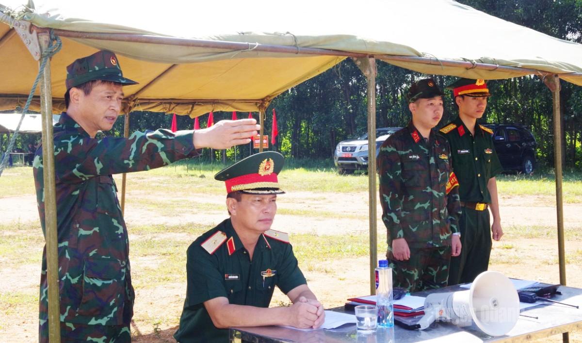 Thiếu tướng Nguyễn Đình Cương, Chỉ huy trưởng Bộ CHQS tỉnh theo dõi các lực lượng tham gia kiểm tra.