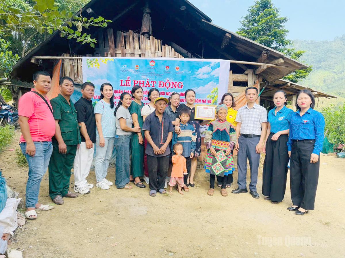 Các nhà hảo tâm trao kinh phí xây dựng nhà cho Vàng Seo Nguyên, thôn Nà Vơ, xã Kiến Thiết.