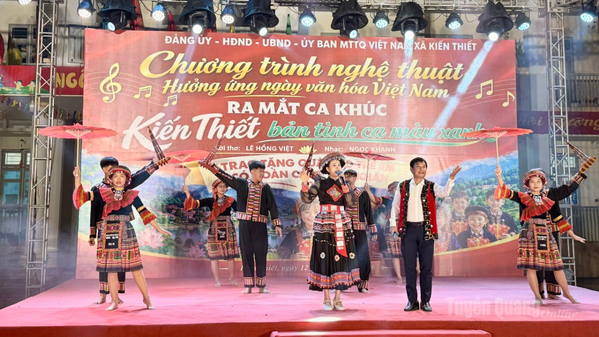 Trình bày ca khúc “Kiến Thiết – Bản tình ca màu xanh”.