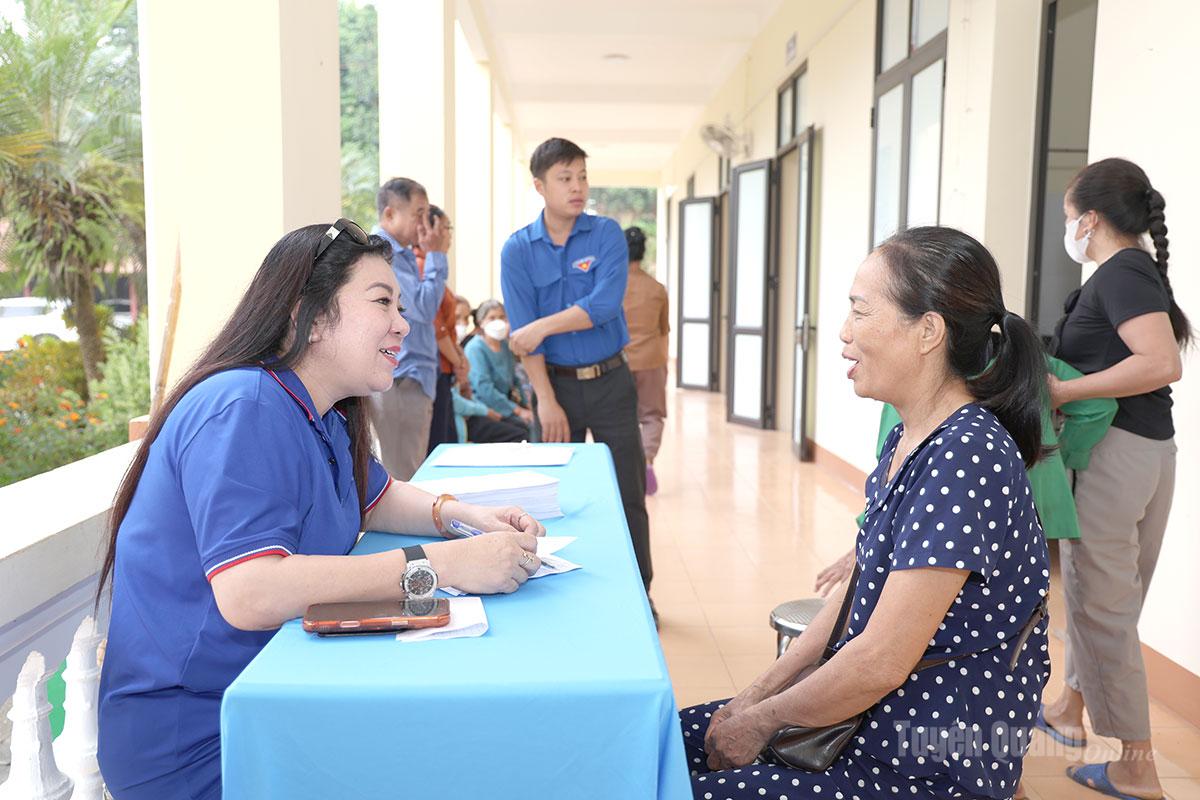Người dân xã Kim Bình đến khám được tư vấn các bệnh về mắt.