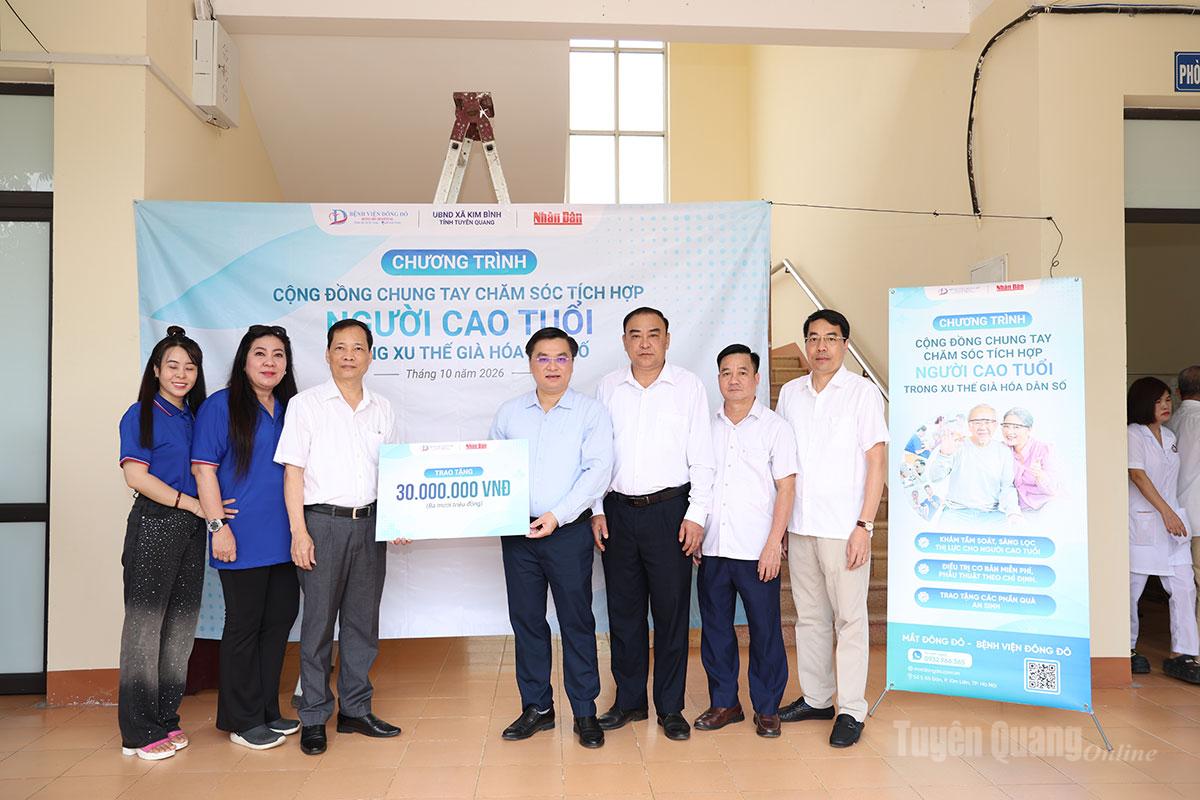 Trưởng Văn phòng đại diện Báo Nhân Dân tại Tuyên Quang và đại diện Bệnh viện Đông Đô trao tặng 30 triệu đồng cho xã Kim Bình.