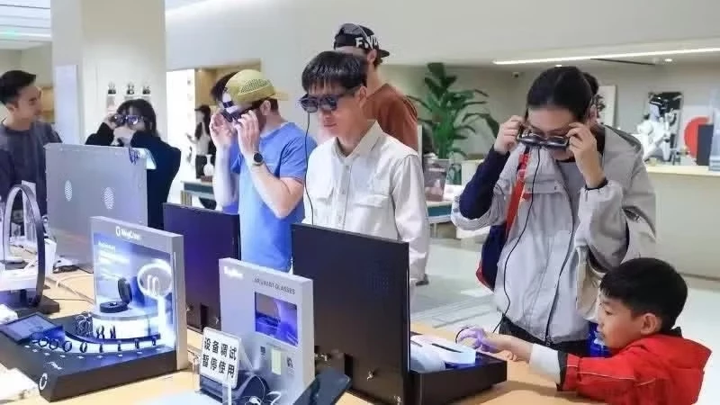 Customers try out smart glasses at a store in Shenzhen, Guangdong Province, China. (Photo: Xinhua)